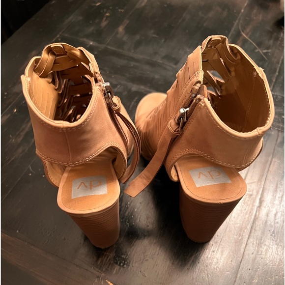 Tan sling back heels - Picture 3 of 4